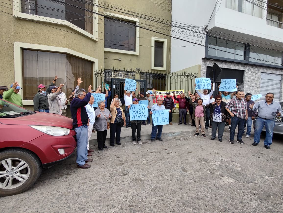 Realizan inspección judicial en local Sitenapu de Mollendo a pedido de Ateema 1 Planton Ateema Mollendo 07112025 La Prensa Regional