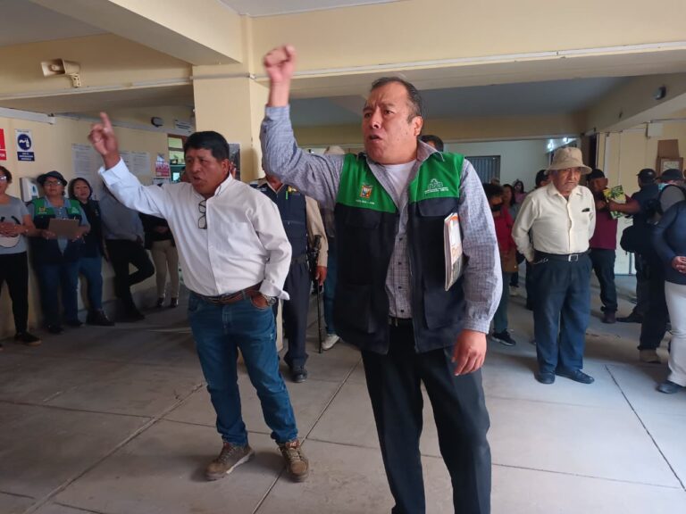 Trabajadores municipales de Mariscal Nieto protestan por deudas laborales