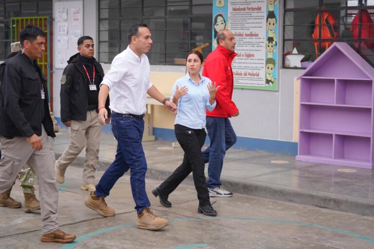 Ministra Lesly Shica y presidente José Jerí supervisan preparación de desayunos escolares en Puente Piedra