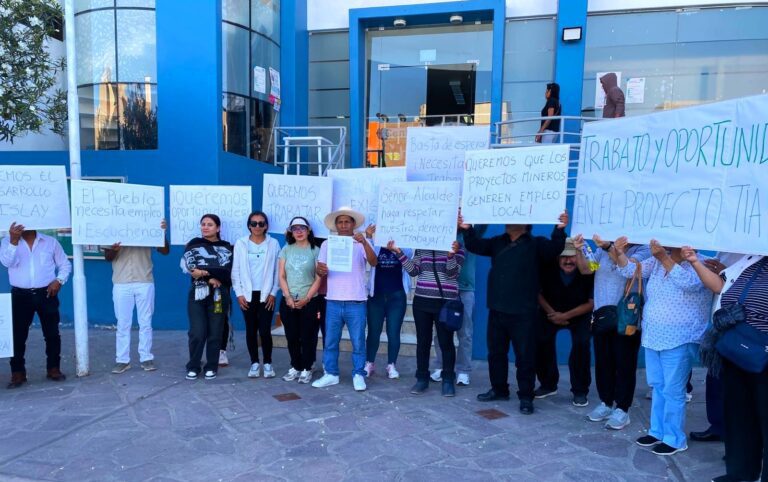 Pobladores de Cocachacra protestan en el municipio exigiendo trabajo en Tía María
