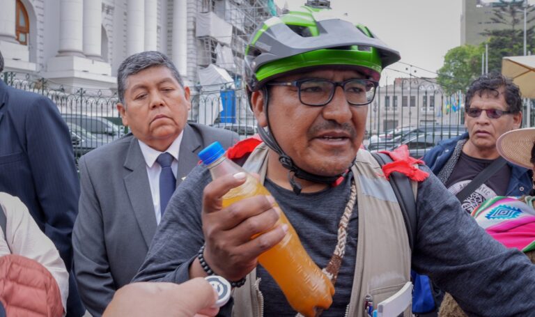 Biólogo moqueguano llega a Lima en bicicleta para exigir acción por la contaminación del río Coralaque