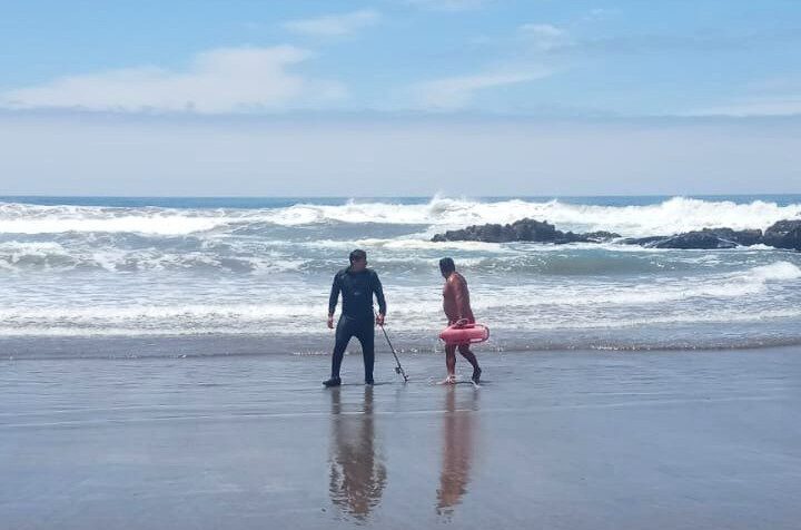 Playa Cero: rescatan a pescador en zona peligrosa de Mollendo