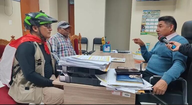 Biólogo ciclista se reúne con alcalde de Deán Valdivia por río Coralaque