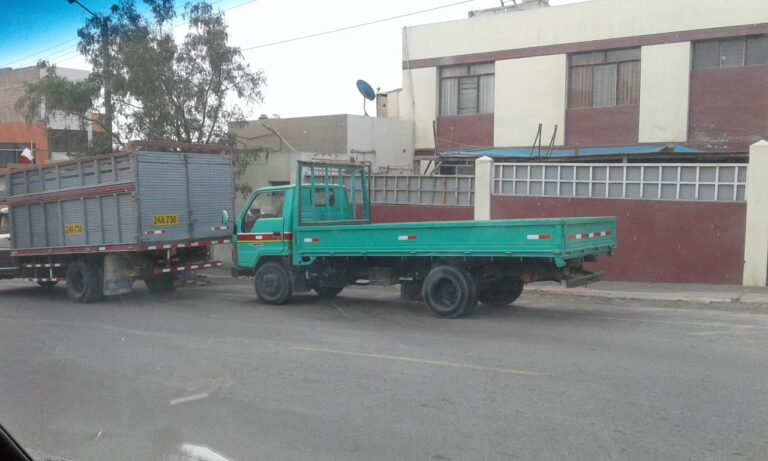 Camión reportado como robado apareció abandonado en Pampa Inalámbrica