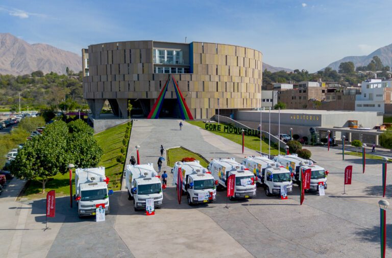 Southern Perú entrega modernos camiones compactadores a seis municipalidades distritales de General Sánchez Cerro