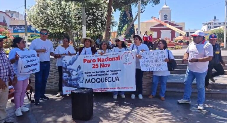 Trabajadores de Warmi Ñan realizan plantón en demanda de equidad salarial