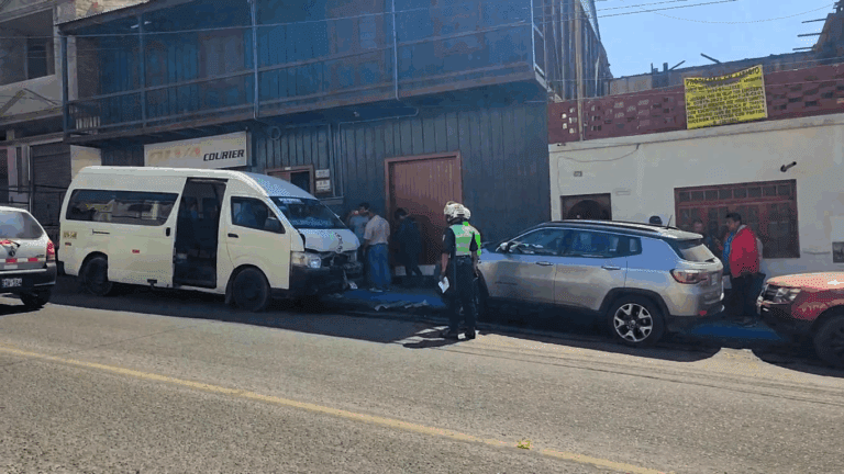 Triple choque en pleno centro de Mollendo deja daños materiales