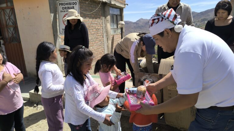 Abraham Cárdenas realizó caravana navideña en las tres provincias de Moquegua