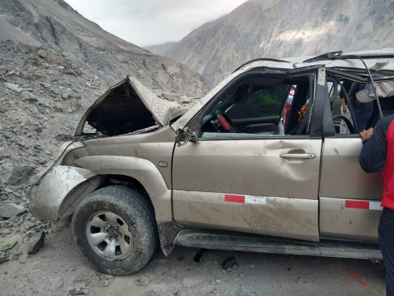 Vehículo se despista y cae a quebrada en Matarani