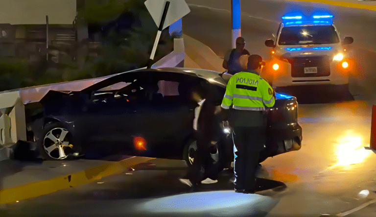 Vehículo choca con baranda en la bajada de Bellavista