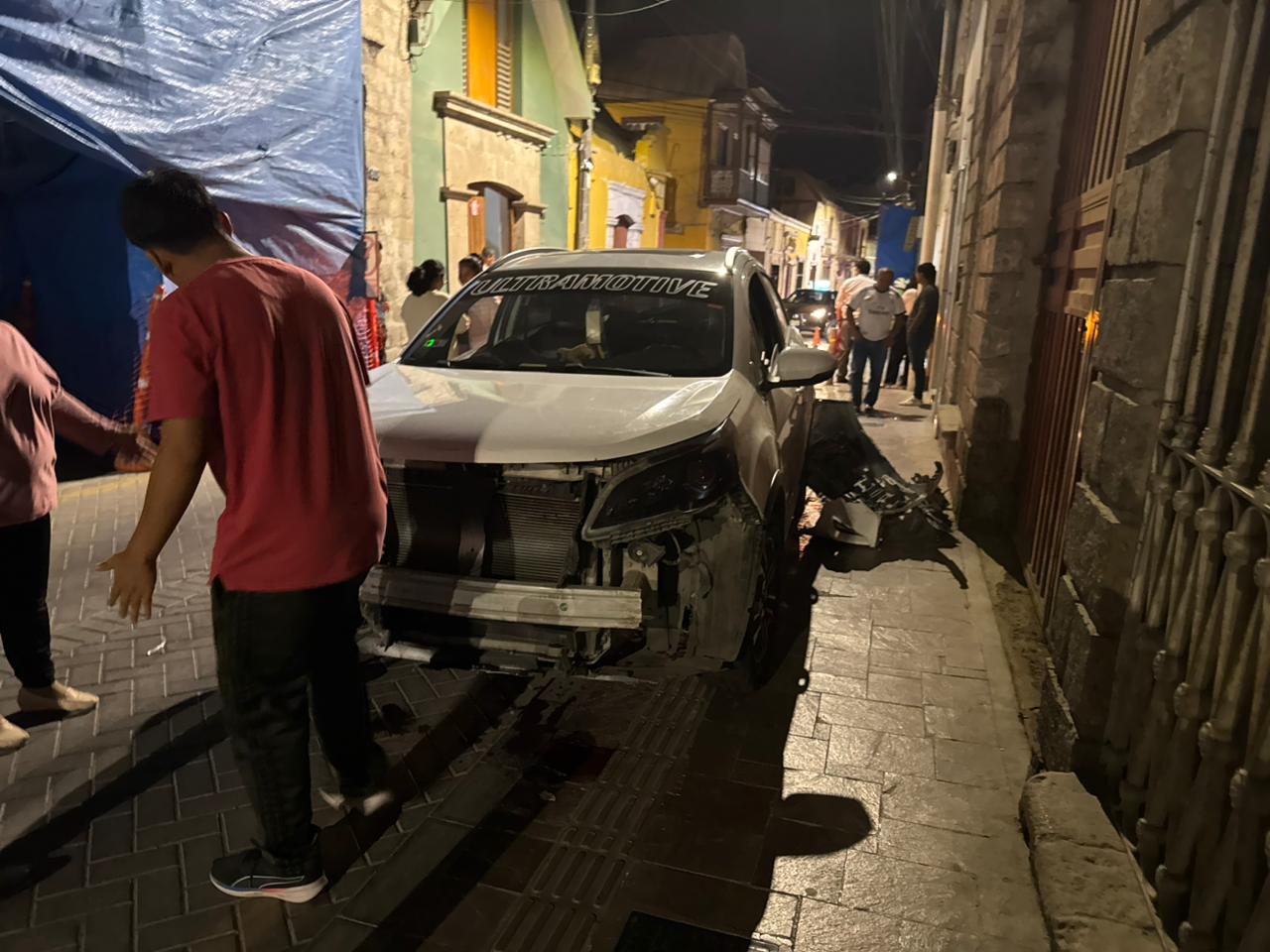 Dos vehículos chocaron y dejaron importantes daños materiales 1 Accidente de transito en el cruce de la calle Moquegua con Callao 02122025 6 La Prensa Regional