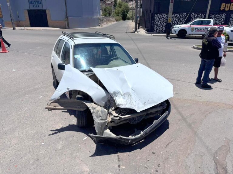 Camioneta y auto protagonizan choque en el malecón ribereño