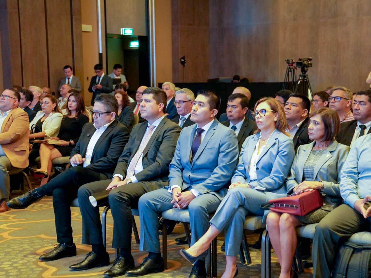 Alcalde de Ilo Humberto Tapia presentó cartera de proyectos en activos ante inversionistas nacionales e internacionales 3 Alcalde Humberto Tapia presento cartera de proyectos en Lima 01122025 4 La Prensa Regional