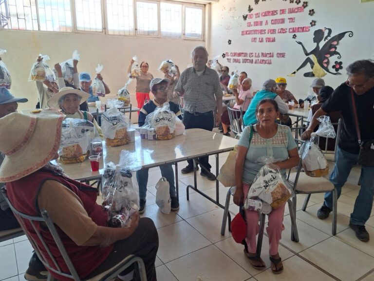 Periodista Ángel Cáceres entrega canastas a ancianitos de Mollendo