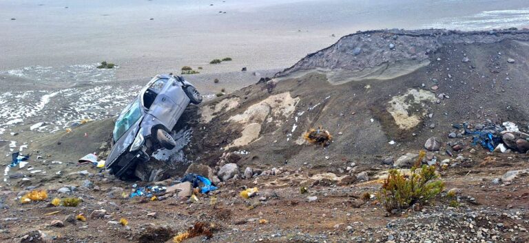 Accidente en la ruta Moquegua–Puno deja automóvil volcado en la zona de Arenales