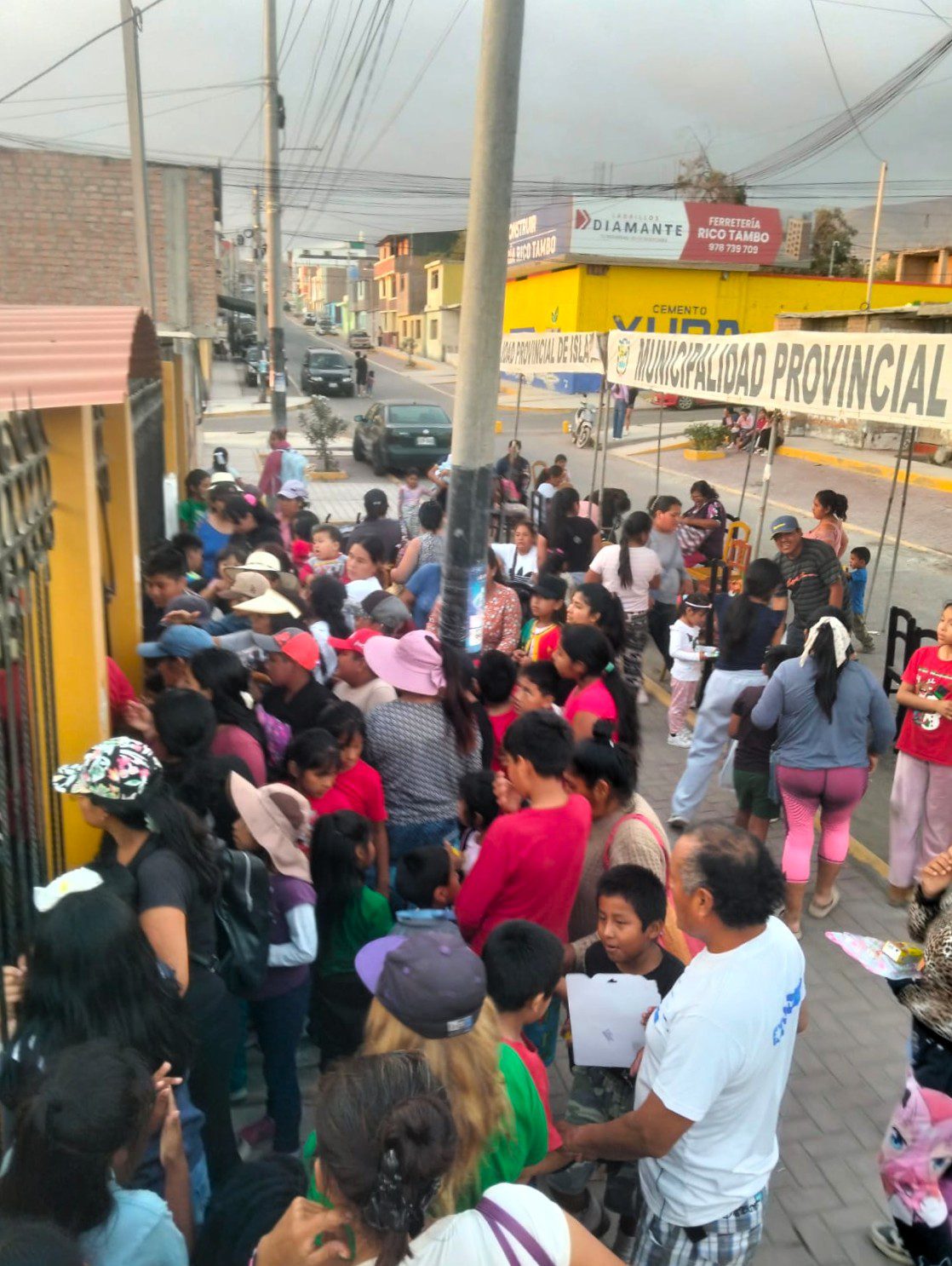 Navidad: “Borrando una Lágrima” agasajó a más de 100 niños en Alto Inclán 1 Borrando una lagrima Ruben Medina 21102025 2 La Prensa Regional