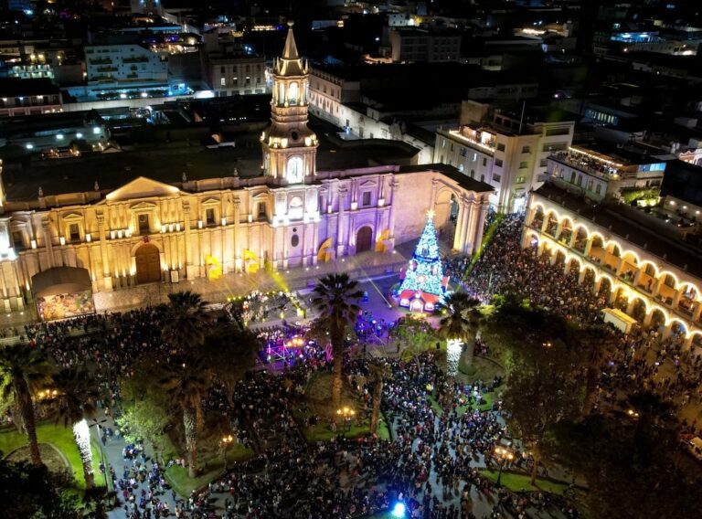 Caja Arequipa enciende la Navidad con el primer árbol interactivo del país