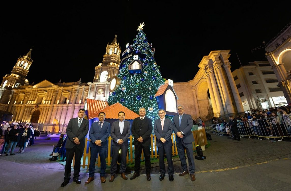 Caja Arequipa enciende la Navidad con el primer árbol interactivo del país 2 Caja Arequipa enciende la Navidad con el primer arbol interactivo del pais 05122025 3 La Prensa Regional