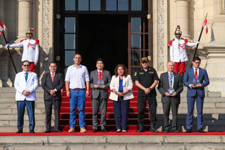 Caja Arequipa recibe doble reconocimiento del Gobierno con los premios RENAVOL 2025 y Antonio Brack Egg
