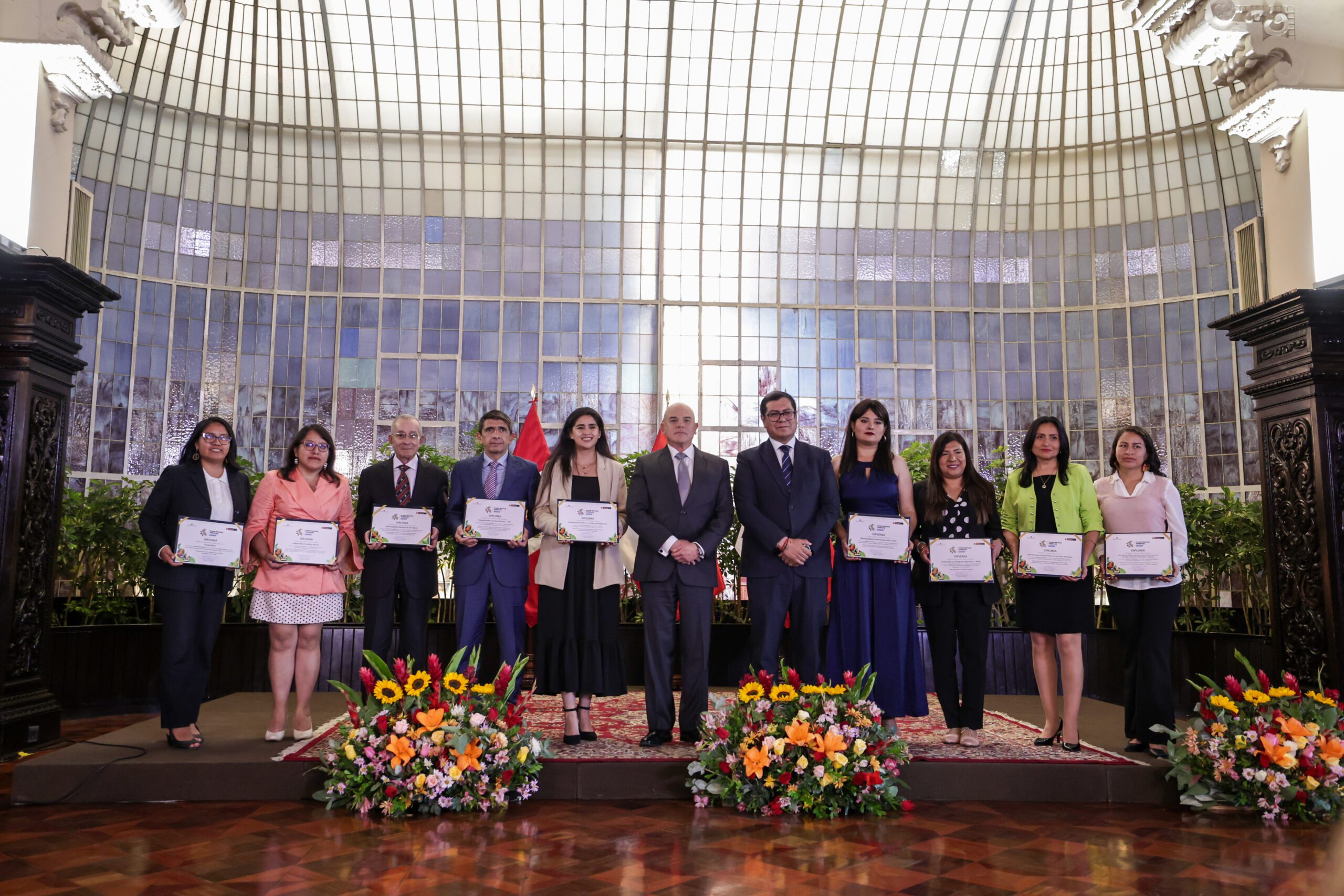 Caja Arequipa recibe doble reconocimiento del Gobierno con los premios RENAVOL 2025 y Antonio Brack Egg 1 Caja Arequipa reconocimiento premios RENAVOL 2025 y Antonio Brack Egg 18122025 2 scaled La Prensa Regional