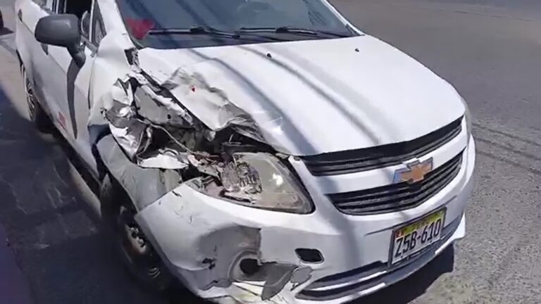 Camioneta estacionada es impactada por automóvil en la Av. Mariano Lino Urquieta