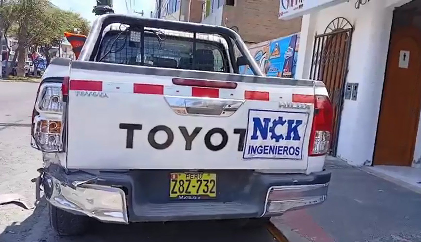Camioneta estacionada es impactada por automóvil en la Av. Mariano Lino Urquieta 1 Camioneta estacionada es impactada por automovil 04122025 4 La Prensa Regional