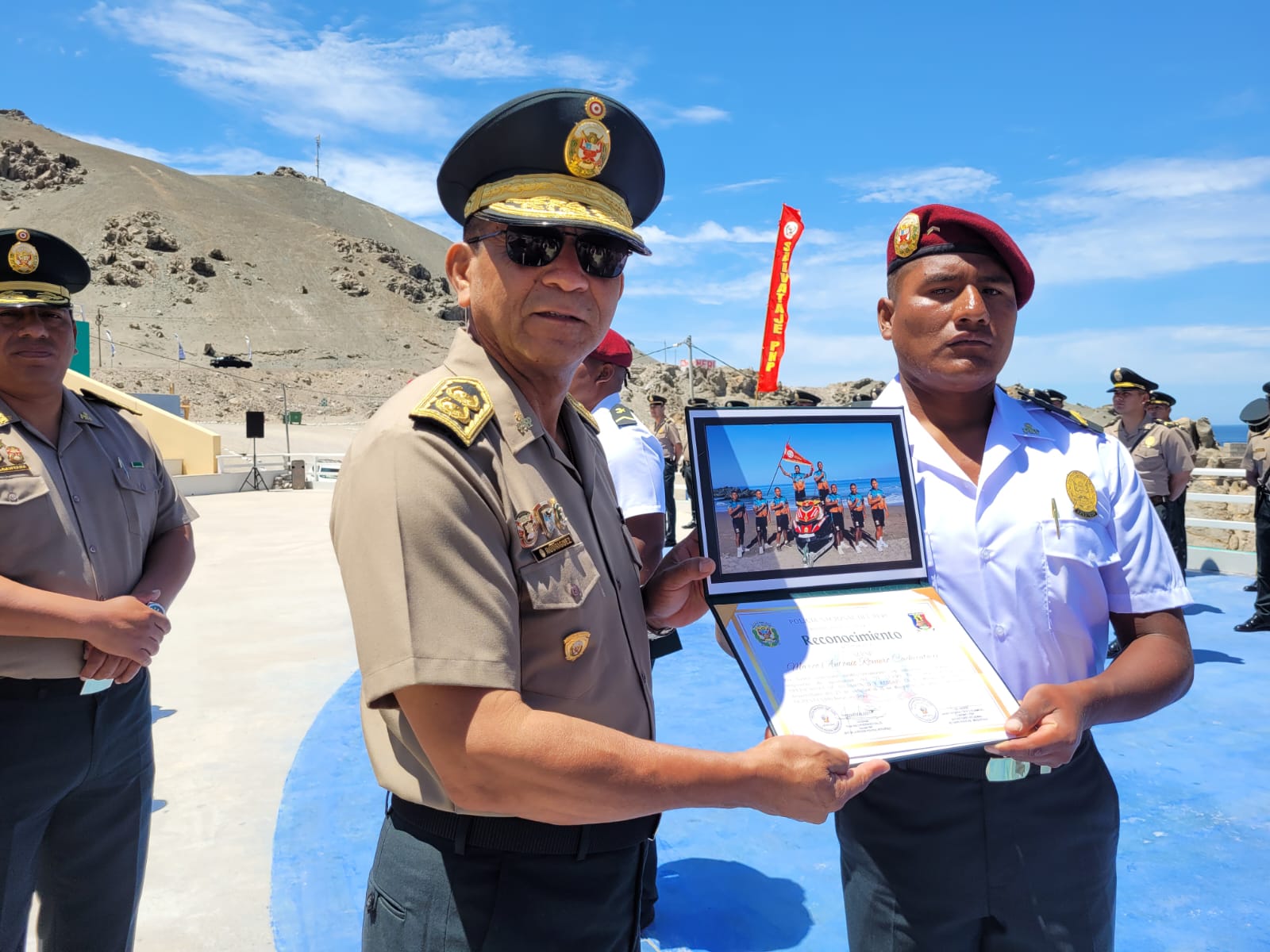 Culmina el sexto curso de salvamento y rescate acuático de la Policía Nacional en Puerto Inglés 4 Ceremonia de graduacion de 8 efectivos policiales de Salvataje ILO 11122025 16 La Prensa Regional