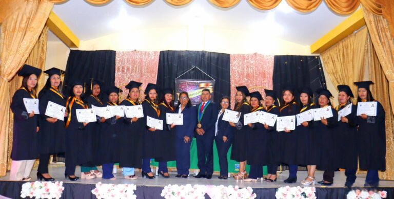 Diecisiete estudiantes se gradúan del Cetpro Deán Valdivia