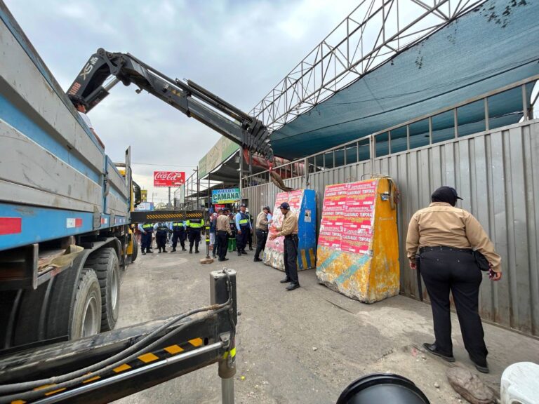 Arequipa: clausuran definitivamente terminal informal de minivanes en zona de Gratersa