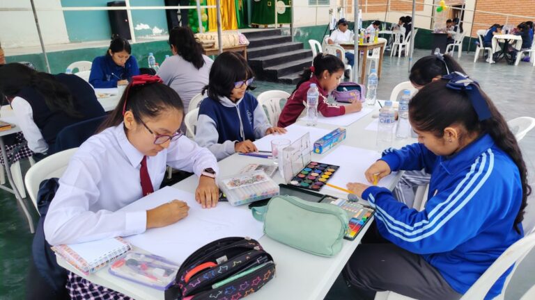 Escolares participan en concurso de dibujo por aniversario de la PNP