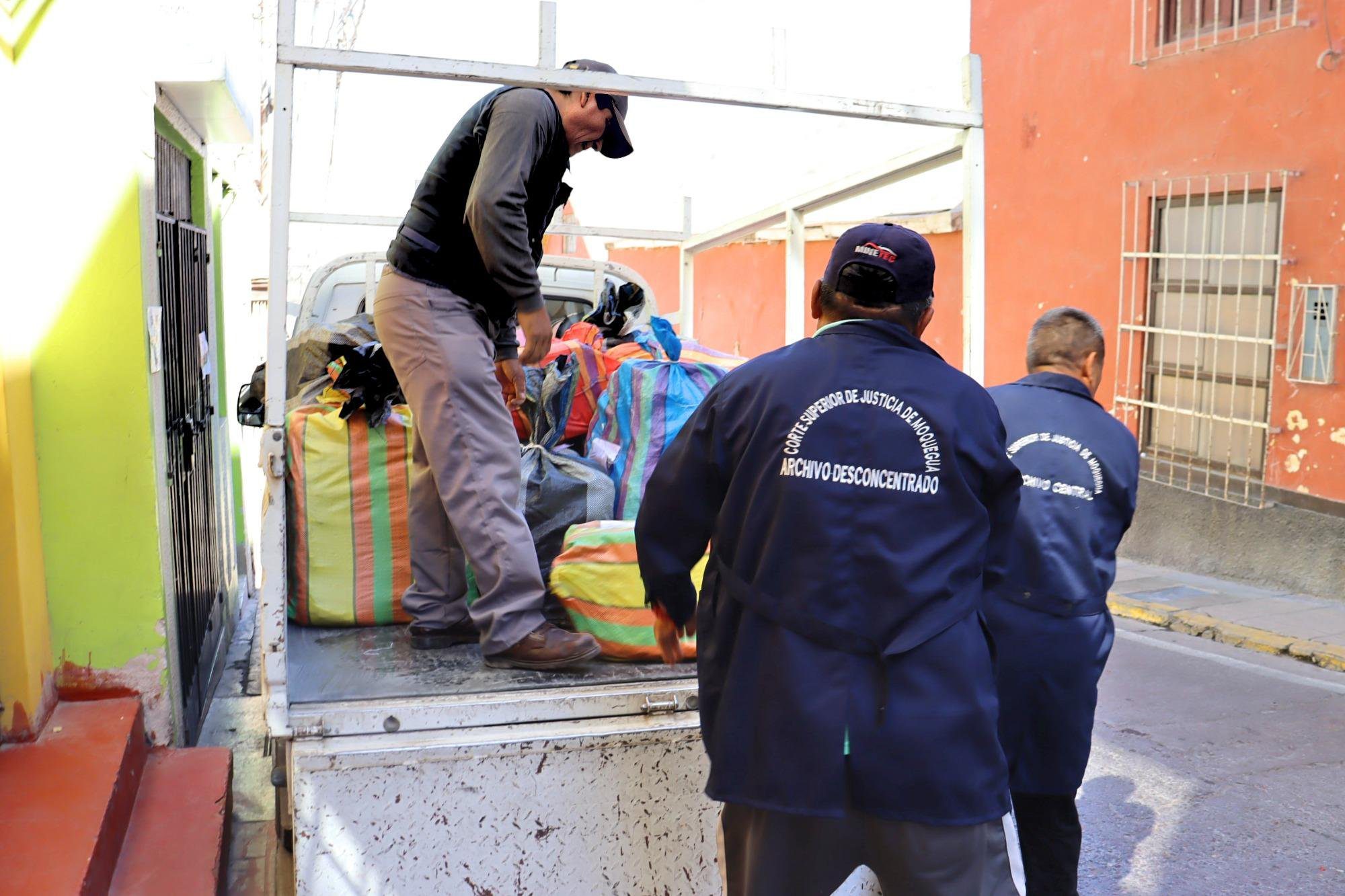 Corte de Moquegua transfiere más de 7,500 expedientes históricos al Archivo Regional 1 Corte de Moquegua transfiere expedientes historicos al Archivo Regional 15122025 2 La Prensa Regional