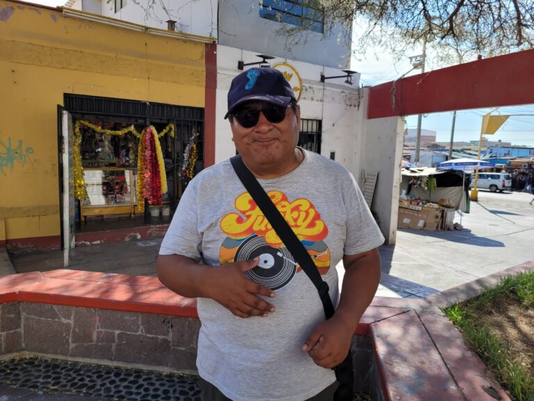 Pasaje de la Juventud abandonado y convertido en urinario público 