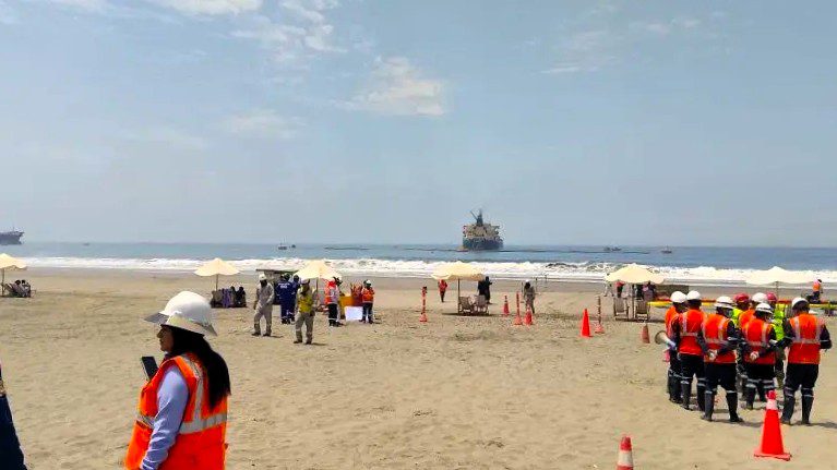 Realizan ejercicio de derrame de combustible en la tercera playa de Mollendo