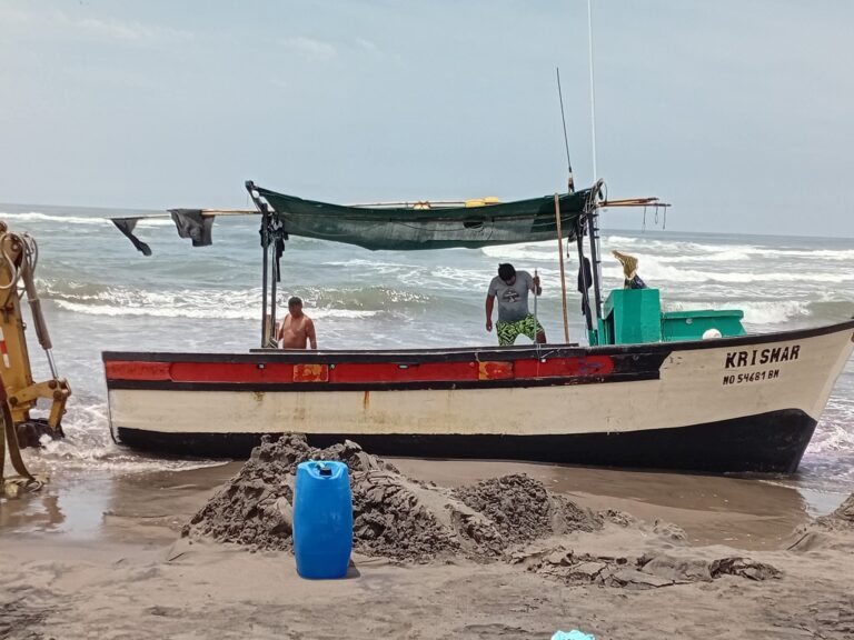 Embarcación queda varada en Punta de Bombón por fallas mecánicas