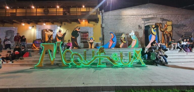 Moquegua enciende el espíritu navideño en su plaza de armas