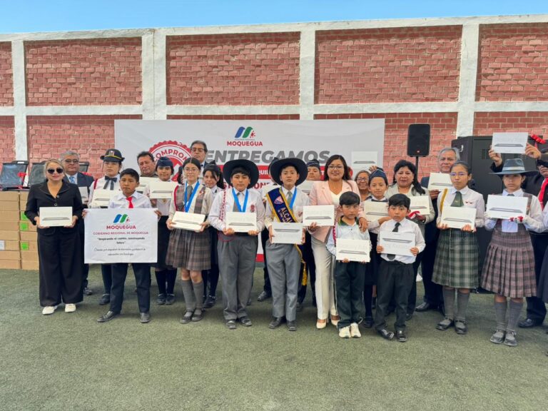 GORE Moquegua entrega tablets para estudiantes de primer y segundo grado de primaria