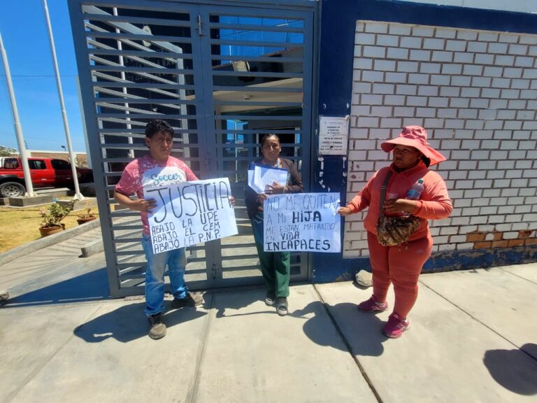 Mujer se encadena en el Ministerio Público de Ilo por retiro de custodia de menor