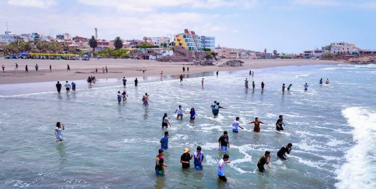 Más de 150 escolares llegan a playas de Mejía