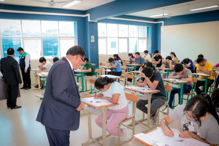 La falta de titulación limita el acceso laboral de egresados universitarios