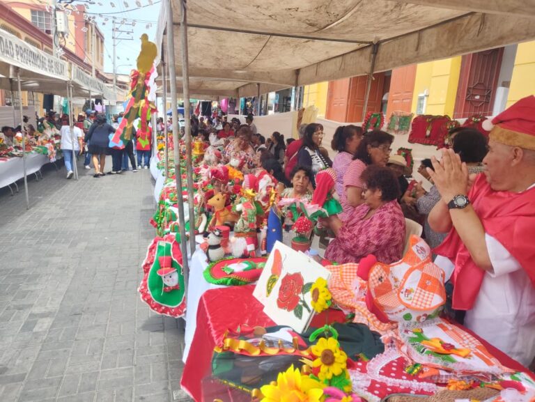 Expoferia Navideña 2025 muestra trabajos de adultos mayores en Mollendo