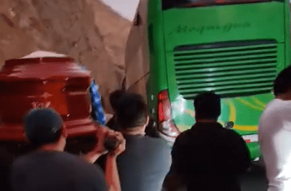 Bloqueo de mineros impide traslado de féretro en Ocoña