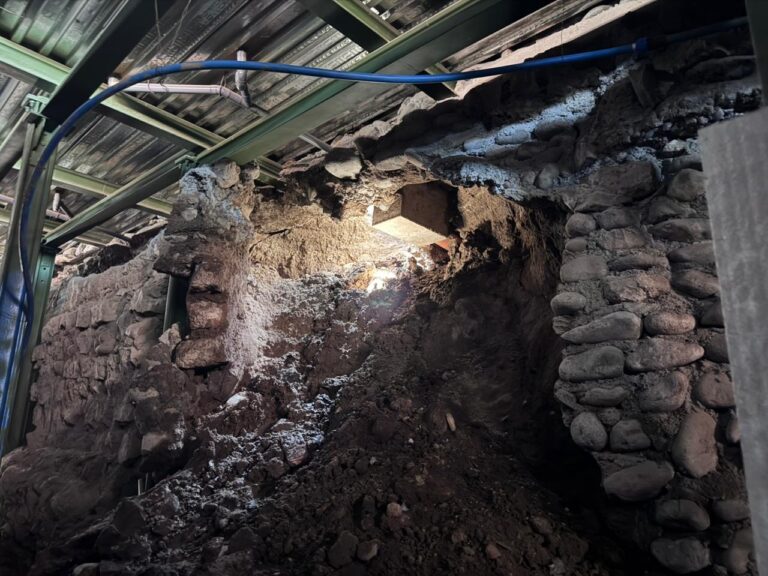 Comerciantes alertan riesgo por filtración de agua en la Feria Santa Fortunata