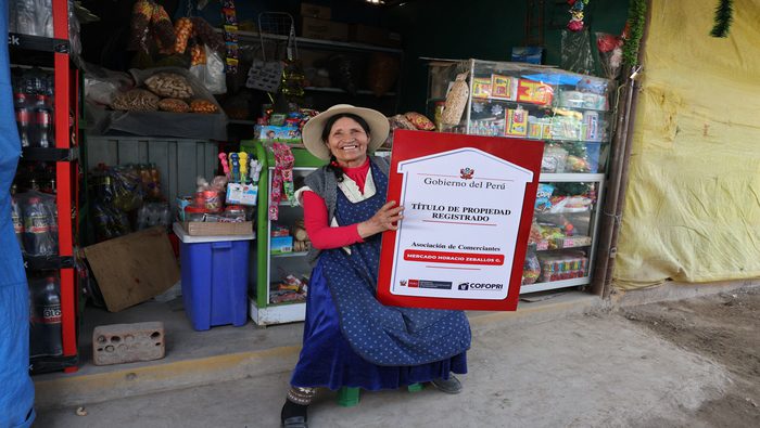 Cofopri: Comerciantes de Socabaya acceden a título de propiedad de su mercado