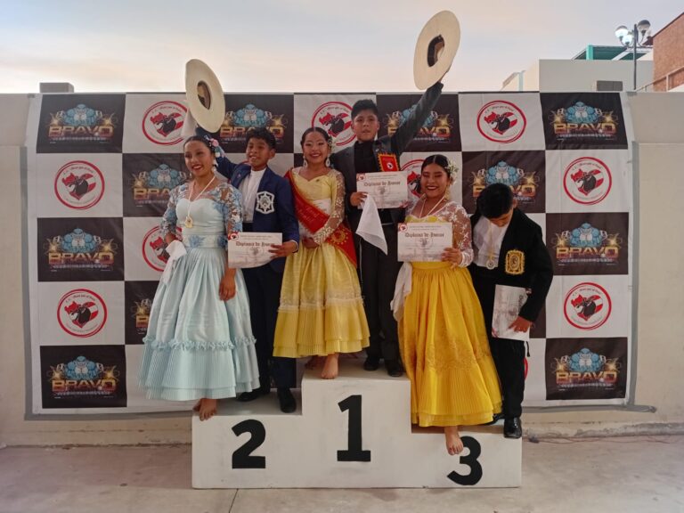 Pareja infantil gana concurso de marinera en Mollendo