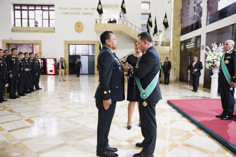 General Edwin Molina Zambrano recibe una de las máximas distinciones de la Policía Nacional del Perú
