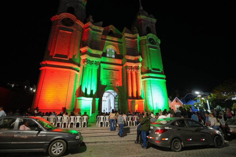 La Cocatedral de Moquegua se iluminó con el espíritu navideño