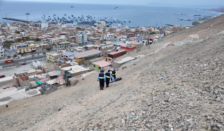 Ilo: Mujer hallada tendida en cerro es auxiliada por Serenazgo y SAMU