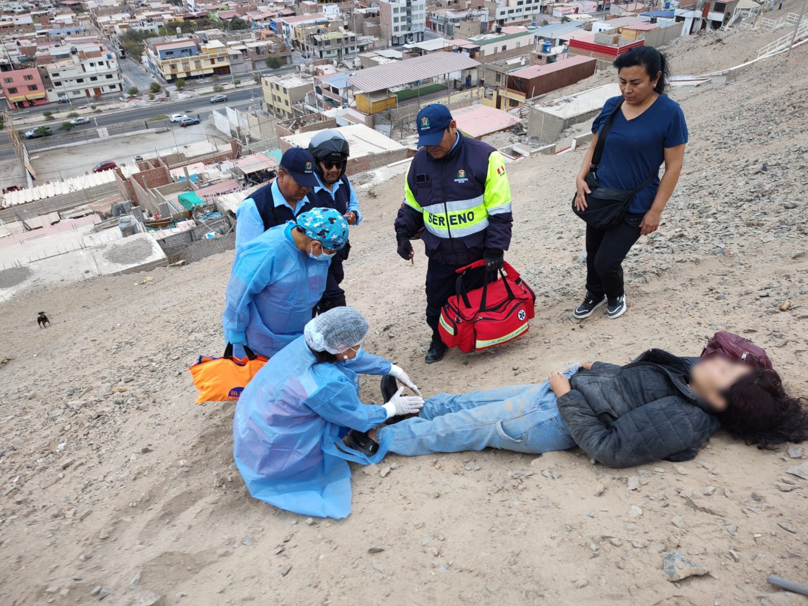 Ilo: Mujer hallada tendida en cerro es auxiliada por Serenazgo y SAMU 1 Mujer tropieza cae en cerro de Ilo 15122025 4 DIFUMINADO La Prensa Regional