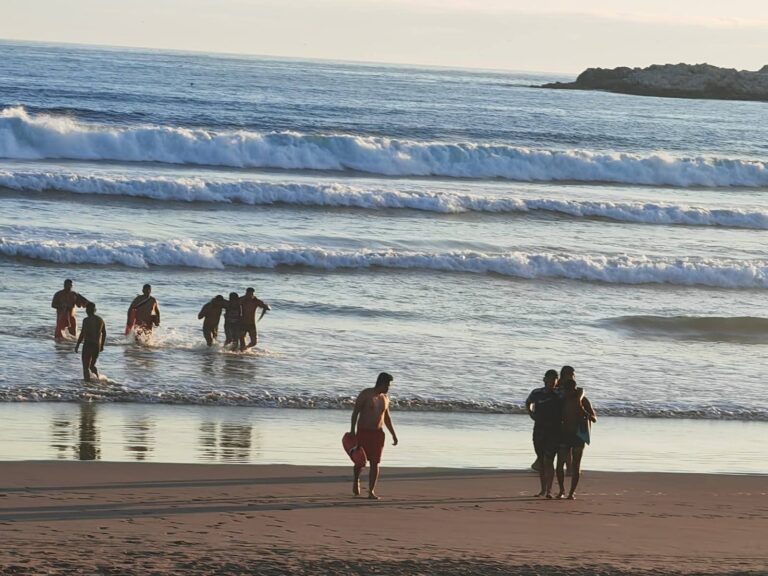 Rescatan a dos personas de morir ahogadas en la playa Pozo de Lisas