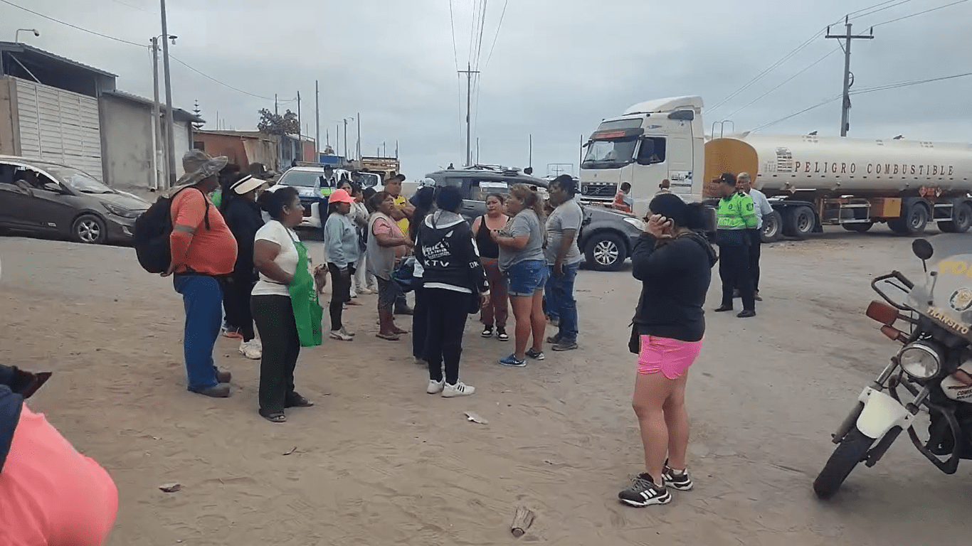 Resistencia vecinal impide instalación de minivanes en Las Palmeras 1 Rechazo a minivanes en Las Palmeras 02122025 2 La Prensa Regional